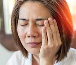 Woman with jaw pain