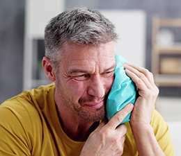 Man using a cold compress